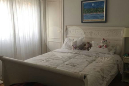 Casa à venda com 5 quartos, sendo 4 suítes, no condomínio Jardim Vitória Régia, São Paulo - SP