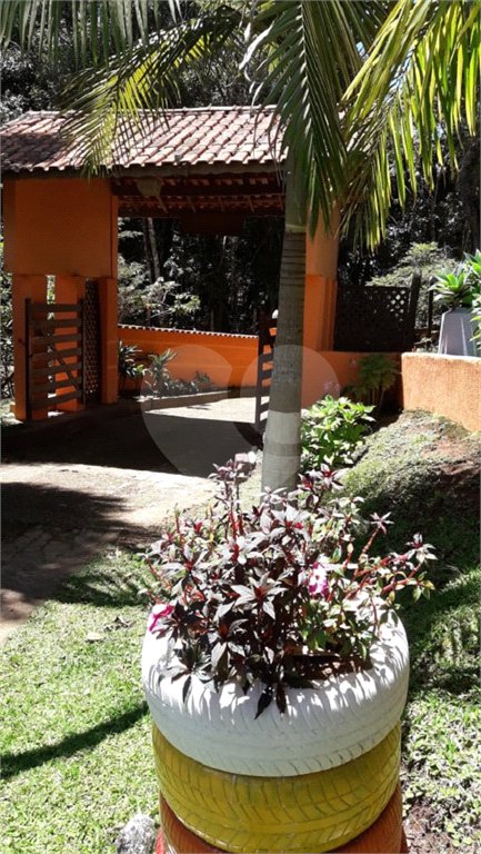 Chácara à venda com 8 quartos, sendo 3 suítes, no Centro, Toledo, MG