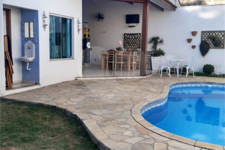 Casa à venda com 3 quartos, sendo 1 suíte, em Vila Geny, Lorena, SP
