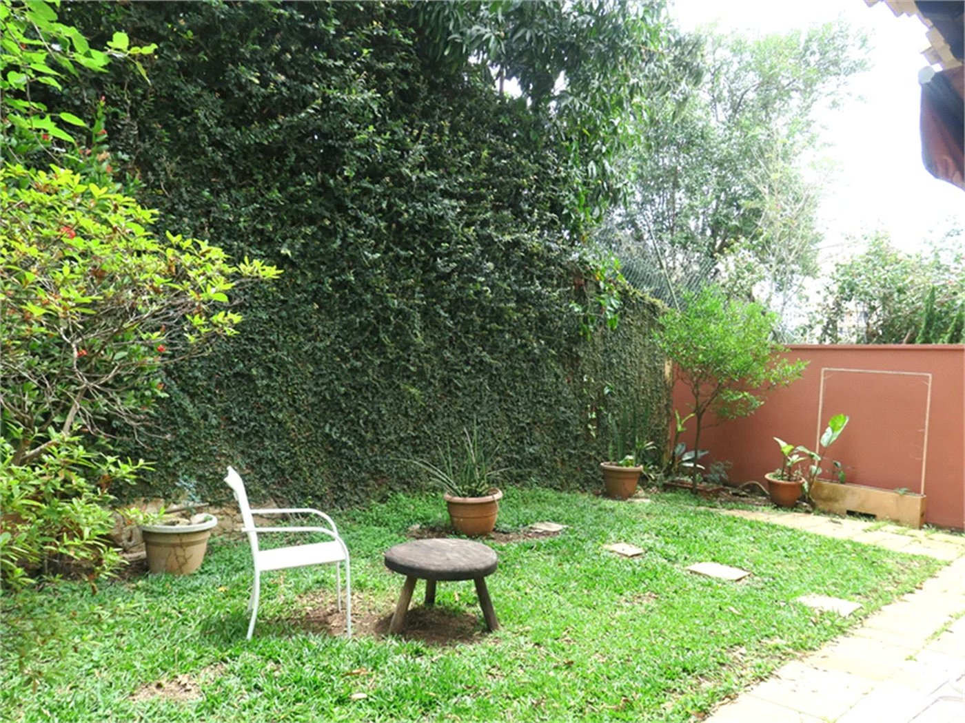 Casa à venda com 4 quartos, sendo 2 suítes, no condomínio Vila das Flores, São Paulo - SP