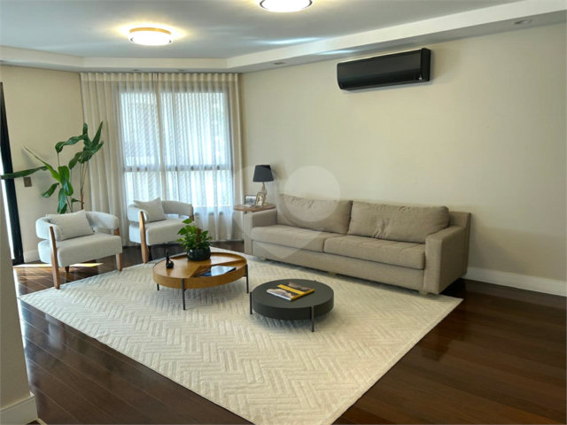 Apartamento à venda com 4 quartos, sendo 3 suítes,  em Moema, São Paulo, SP