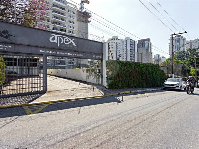 Sobrado à venda com 10 quartos em Campo Belo, São Paulo, SP