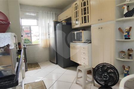 Casa à venda com 5 quartos, sendo 3 suítes, no condomínio Village Texeira Campos, Rio de Janeiro - RJ