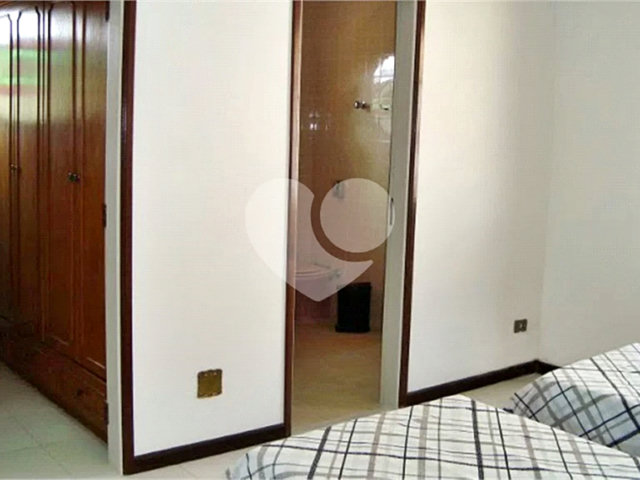 Sobrado à venda com 6 quartos, sendo 3 suítes,  em Horto, São Paulo, SP