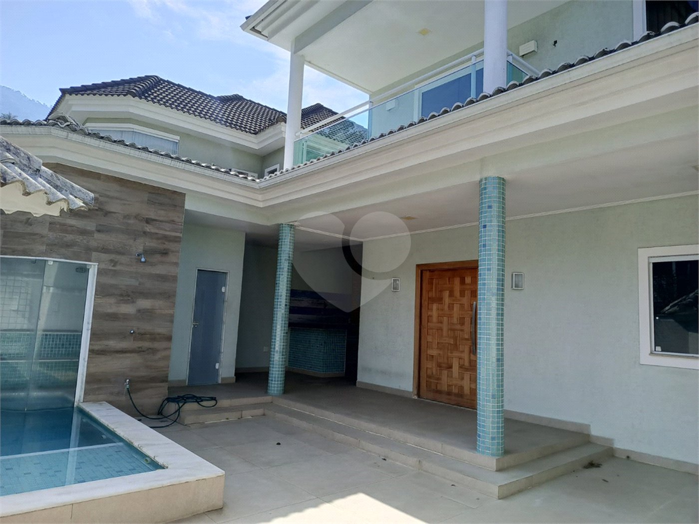 Casa à venda com 4 quartos, sendo 1 suíte, no condomínio Atlantico Sul, Rio de Janeiro - RJ