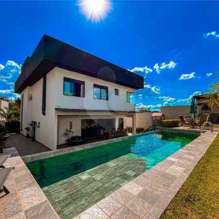 Casa à venda com 4 quartos, sendo 3 suítes,  no condomínio Vintage, Cotia - SP