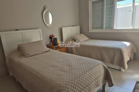 Casa térea à venda com 3 quartos, sendo 2 suítes, em Condomínio Flamboyant-B, Atibaia - SP