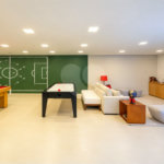 Apartamento de 127 m² em andar alto, com vista livre, 3 suítes planejadas, sacada gourmet envidraçada, 2 vagas e lazer completo, próximo ao Shopping Golden Square e à Avenida Kennedy.