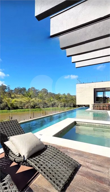 Casa à venda com 3 suítes no condomínio Figueira Garden, Atibaia - SP