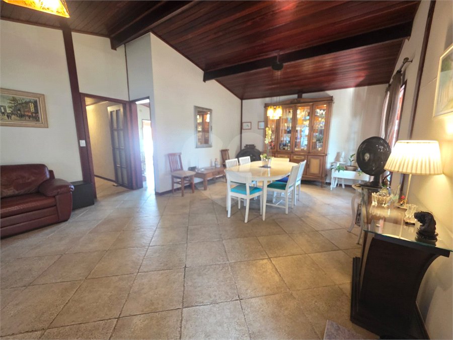 Casa à venda com 3 quartos, sendo 1 suíte, no condomínio Estância Marambaia, Vinhedo - SP