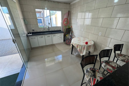 Sobrado á venda com Edícula, no Jardim Embaré, em São Carlos-SP.