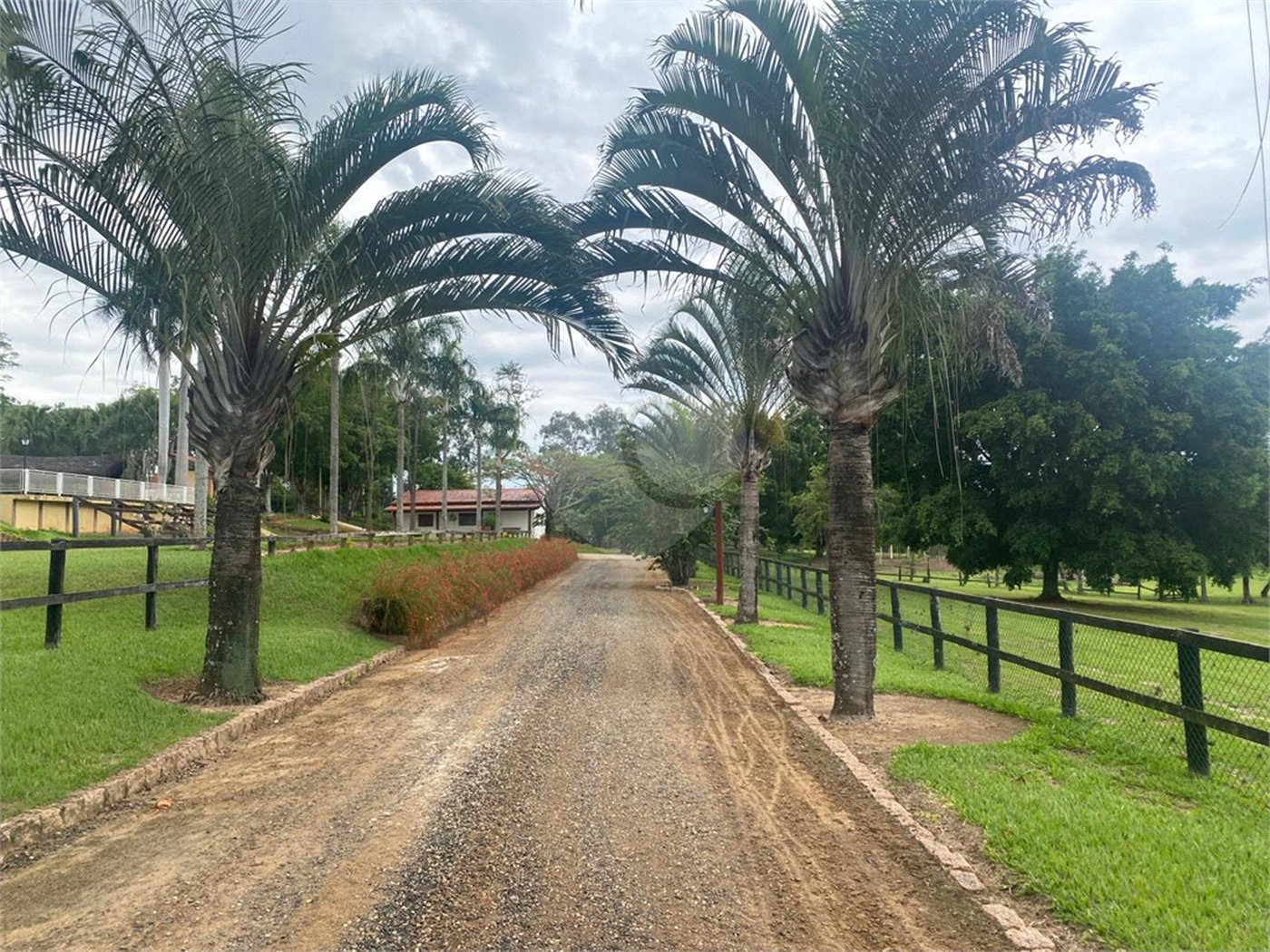 Casa à venda com 8 quartos, sendo 4 suítes, no condomínio Santa Filomena, Salto - SP
