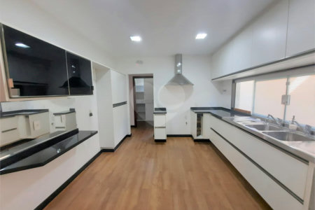 Sobrado à venda com 4 quartos, sendo 2 suítes, em Granja Julieta, São Paulo, SP