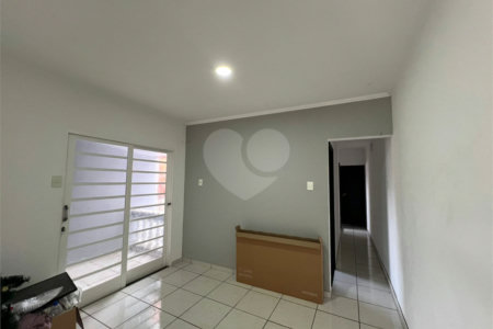 Sobrado à venda com 3 quartos, sendo 1 suíte, em Lopes de Oliveira, Sorocaba, SP