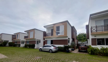 Casa à venda ou para alugar com 4 suítes no condomínio Sambaqui, São Sebastião - SP