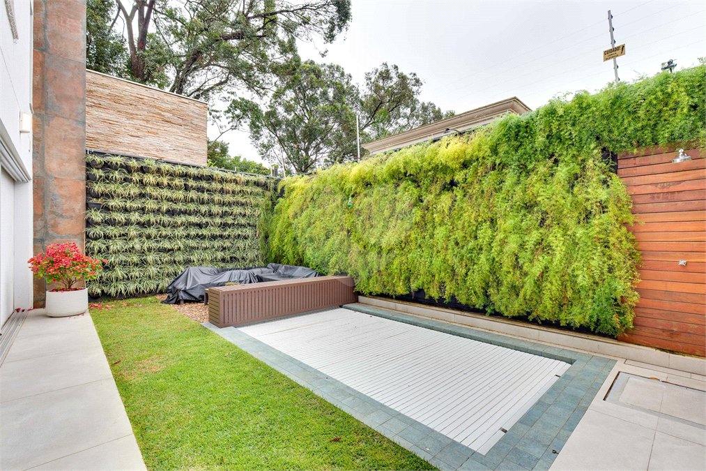 Casa à venda com 4 suítes no condomínio Jardim Flora, São Paulo - SP