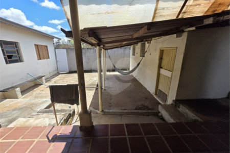 Casa térrea à venda com amplo quintal e grande potencial na Vila Nery