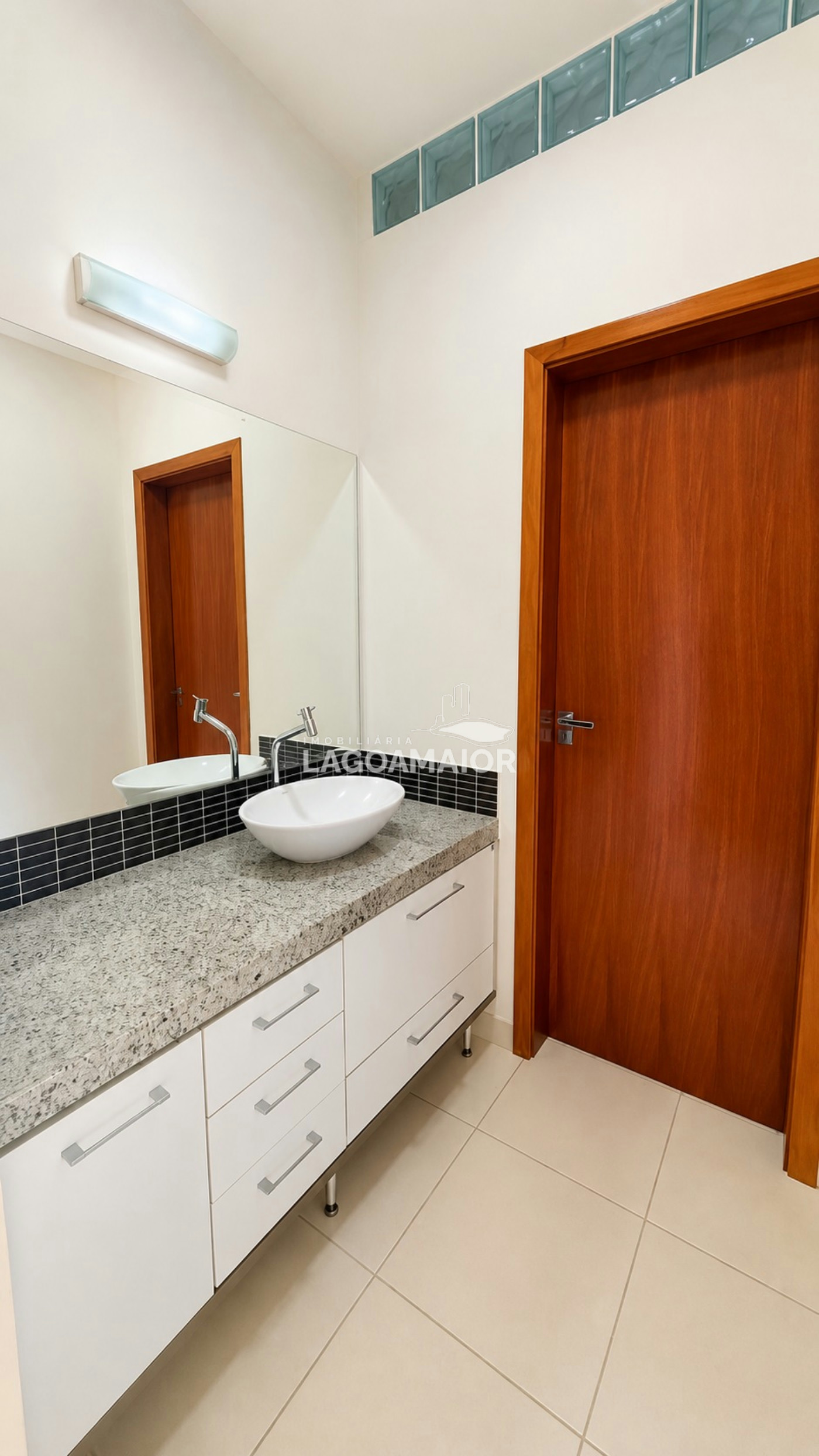 Casa à venda com 3 quartos, sendo 1 suíte, no condomínio Portal das Àguas, Três Lagoas - MS