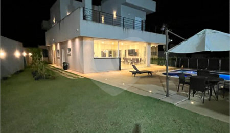 Casa à venda com 4 suítes no condomínio Figueira Garden, Atibaia - SP