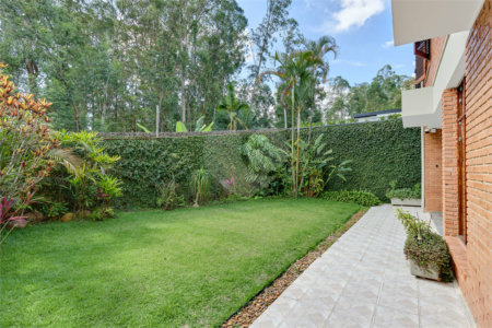 Casa à venda com 3 quartos, sendo 2 suítes, no condomínio Granja do Morumbi, São Paulo - SP