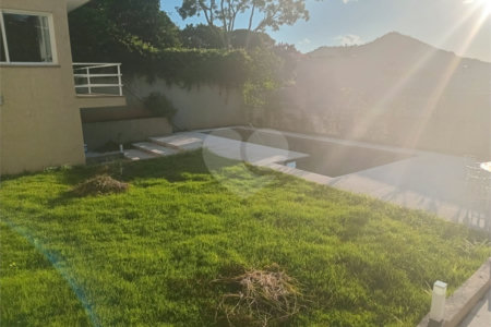 Casa à venda com 4 quartos, sendo 3 suítes, no condomínio Arco Iris, Atibaia - SP
