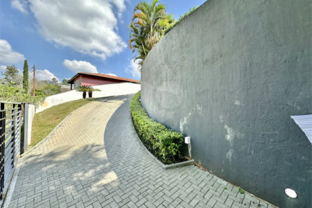Casa à venda com 4 quartos, sendo 2 suítes,  no condomínio Granja Vianna II, Cotia - SP