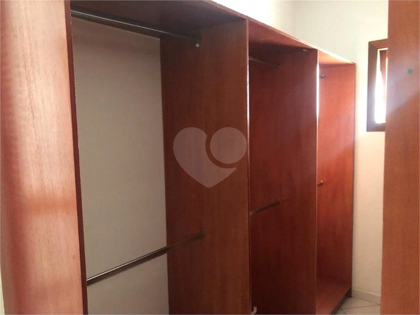 Casa à venda com 4 suítes no condomínio Vila das Emboabas, São Paulo - SP