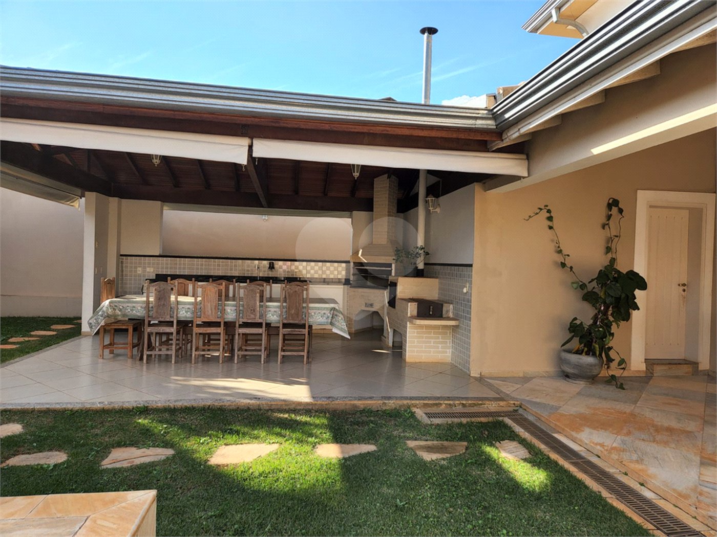Casa à venda com 3 suítes em Vila Nastri, Itapetininga, SP