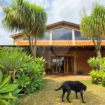Refúgio de Alto Padrão em Condomínio Fechado: Natureza, Charme e 5.500m² de Terreno