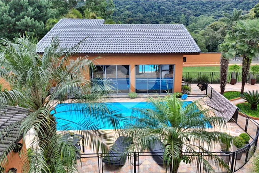 Casa à venda com 8 quartos, sendo 4 suítes, em Roseira, Mairiporã, SP