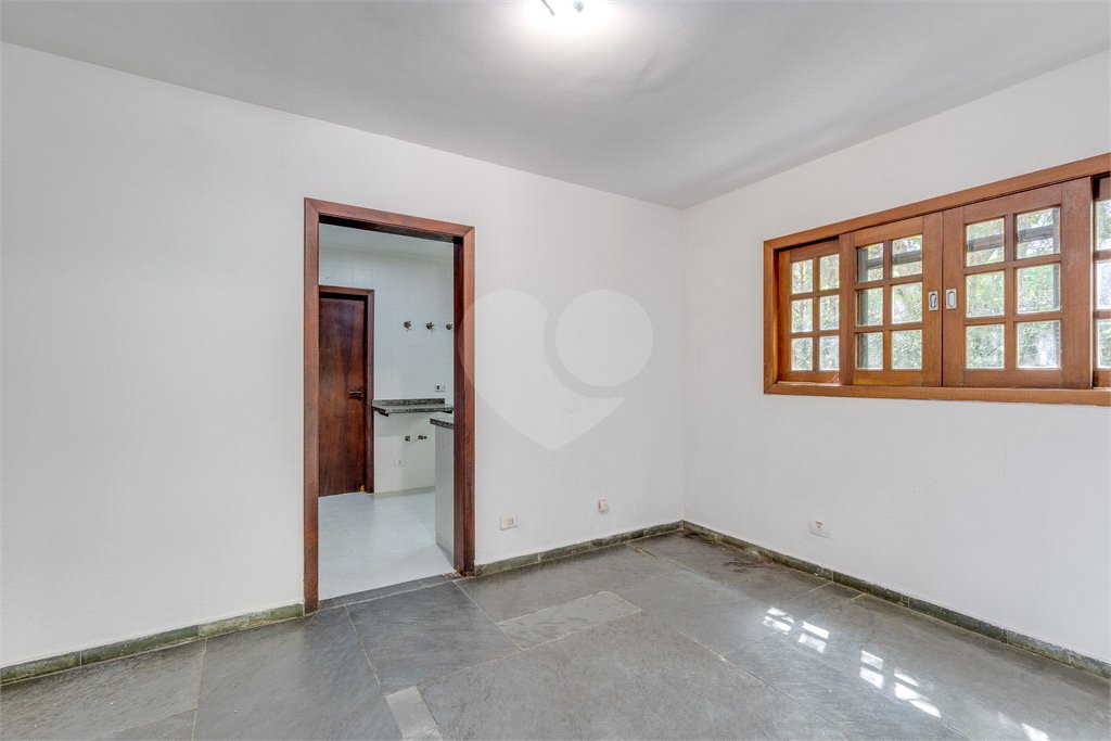 Casa à venda com 5 quartos, sendo 3 suítes, no condomínio Granja do Morumbi, São Paulo - SP