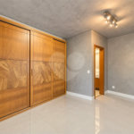Sobrado geminado com 185 m², 3 suítes, closet, 4 vagas, área gourmet, sótão, energia solar, aquecimento de água e sistema completo de segurança.