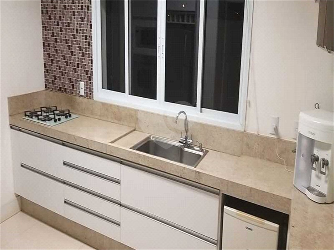 Casa à venda com 5 quartos, sendo 4 suítes, no condomínio Village Saint Charbel, Araçoiaba da Serra - SP