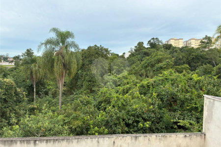 Sobrado à venda com 3 quartos em Jardim Petrópolis, Cotia, SP