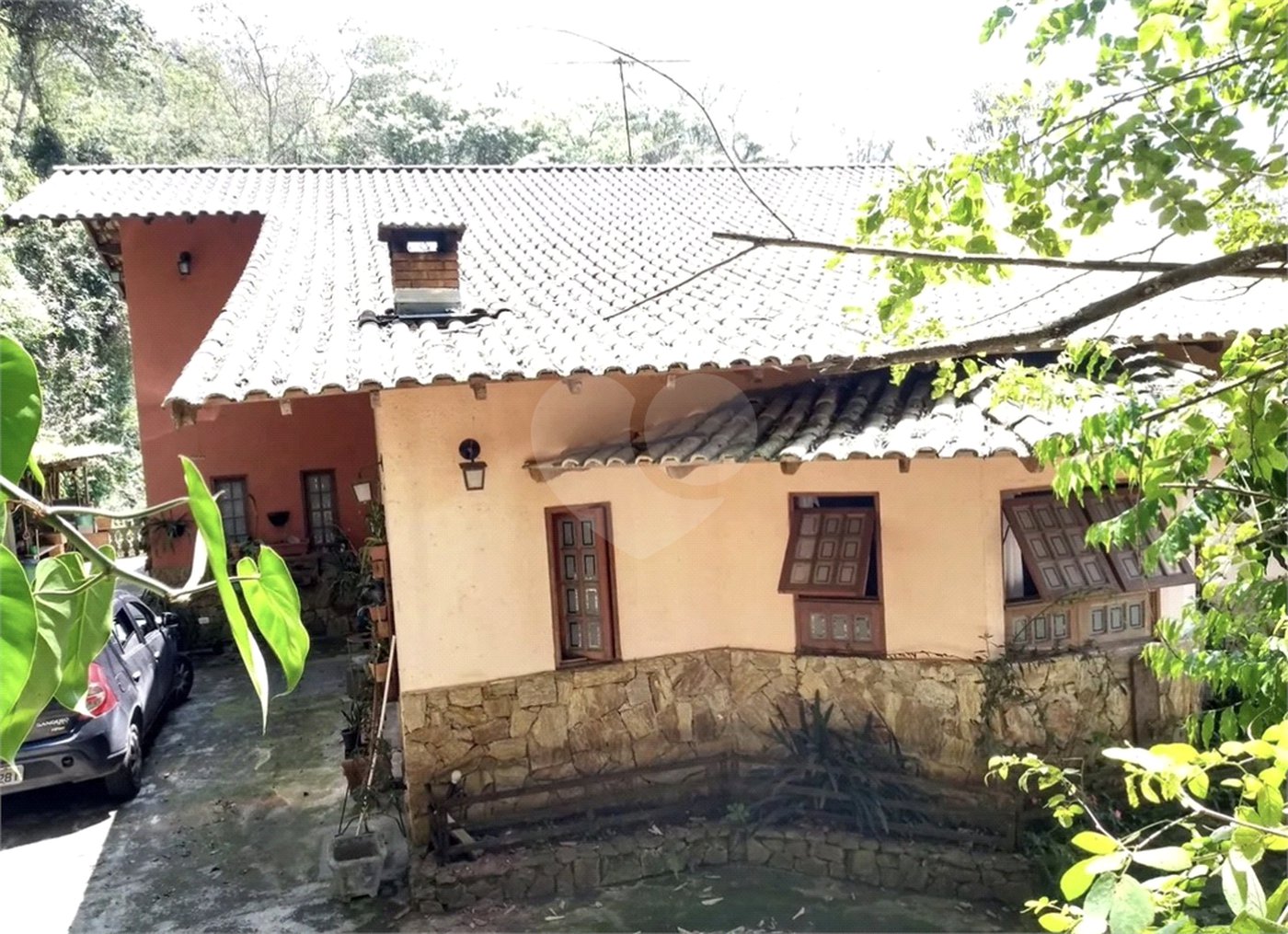 Casa à venda com 4 quartos, sendo 1 suíte, no condomínio Quinta da Cachoeira, Embu das Artes - SP