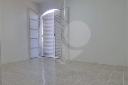Sobrado à venda com 2 quartos em Vila Nivi, São Paulo, SP