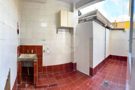 Excelente oportunidade para investidores: três casas locadas, renda mensal imediata e localização estratégica na Saúde!!