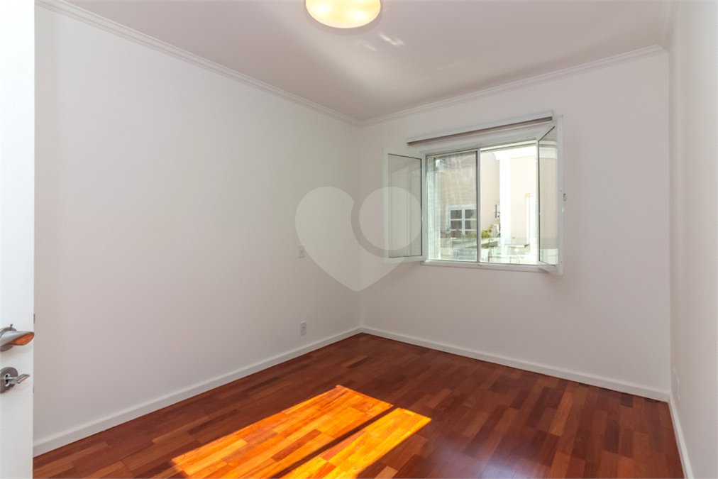 Casa à venda com 4 quartos, sendo 2 suítes, no condomínio Stephanie, São Paulo - SP