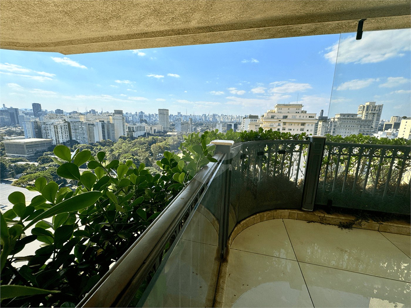 Duplex à venda ou para alugar com 5 suítes em Jardim Europa, São Paulo, SP