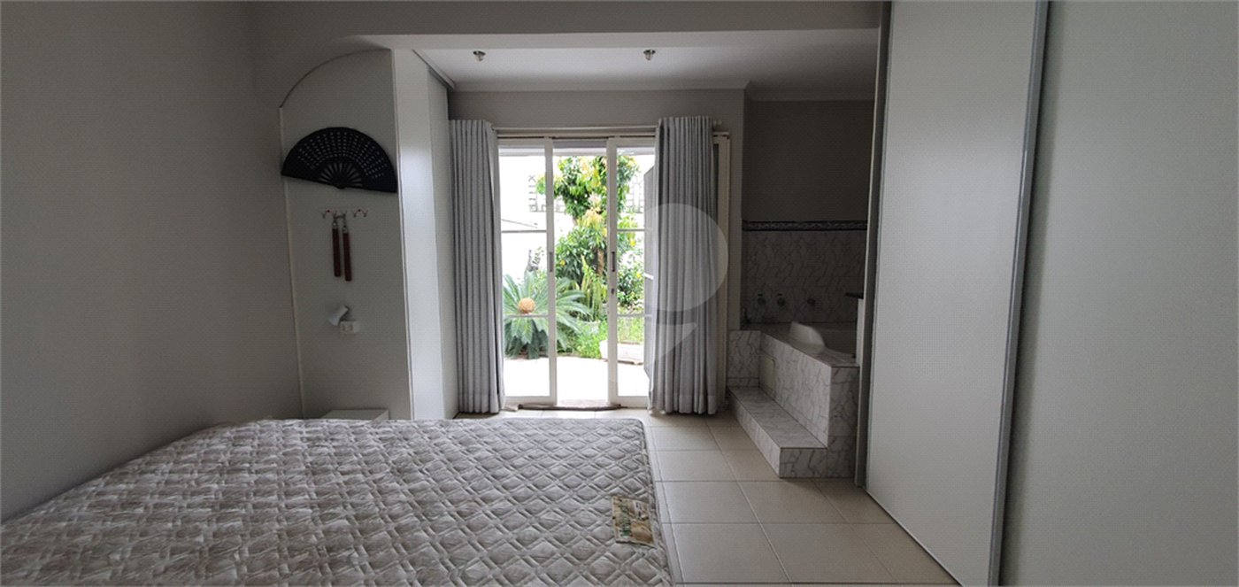 Casa à venda com 4 quartos, sendo 3 suítes, no condomínio Vila Inglesa, Sorocaba - SP