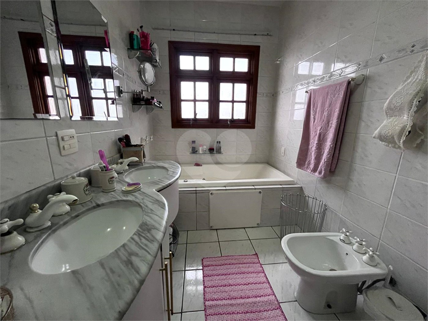 Casa à venda com 4 quartos, sendo 2 suítes, no condomínio Jornalista Américo Ariza, São Paulo - SP