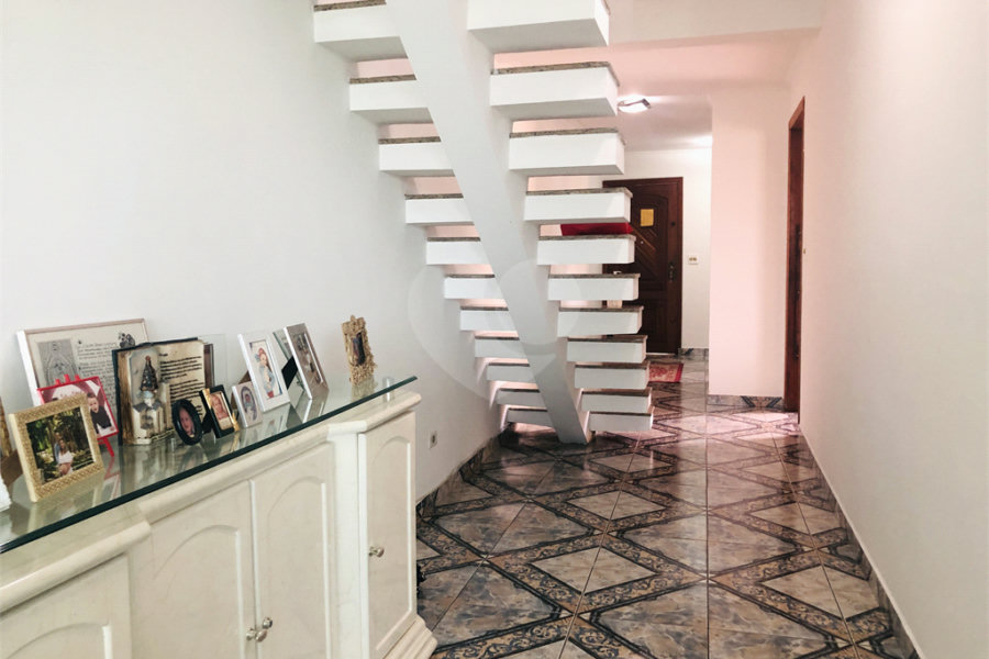 Sobrado à venda com 3 quartos, sendo 1 suíte, em Vila Romero, São Paulo, SP