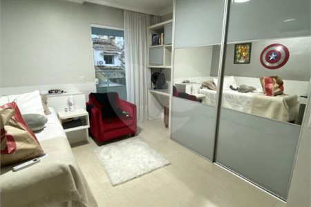 Casa à venda com 4 quartos, sendo 2 suítes, no condomínio Golden Village, Rio de Janeiro - RJ