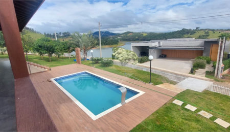 Casa à venda com 3 suítes no condomínio Riviera dos Pássaros, Joanópolis - SP