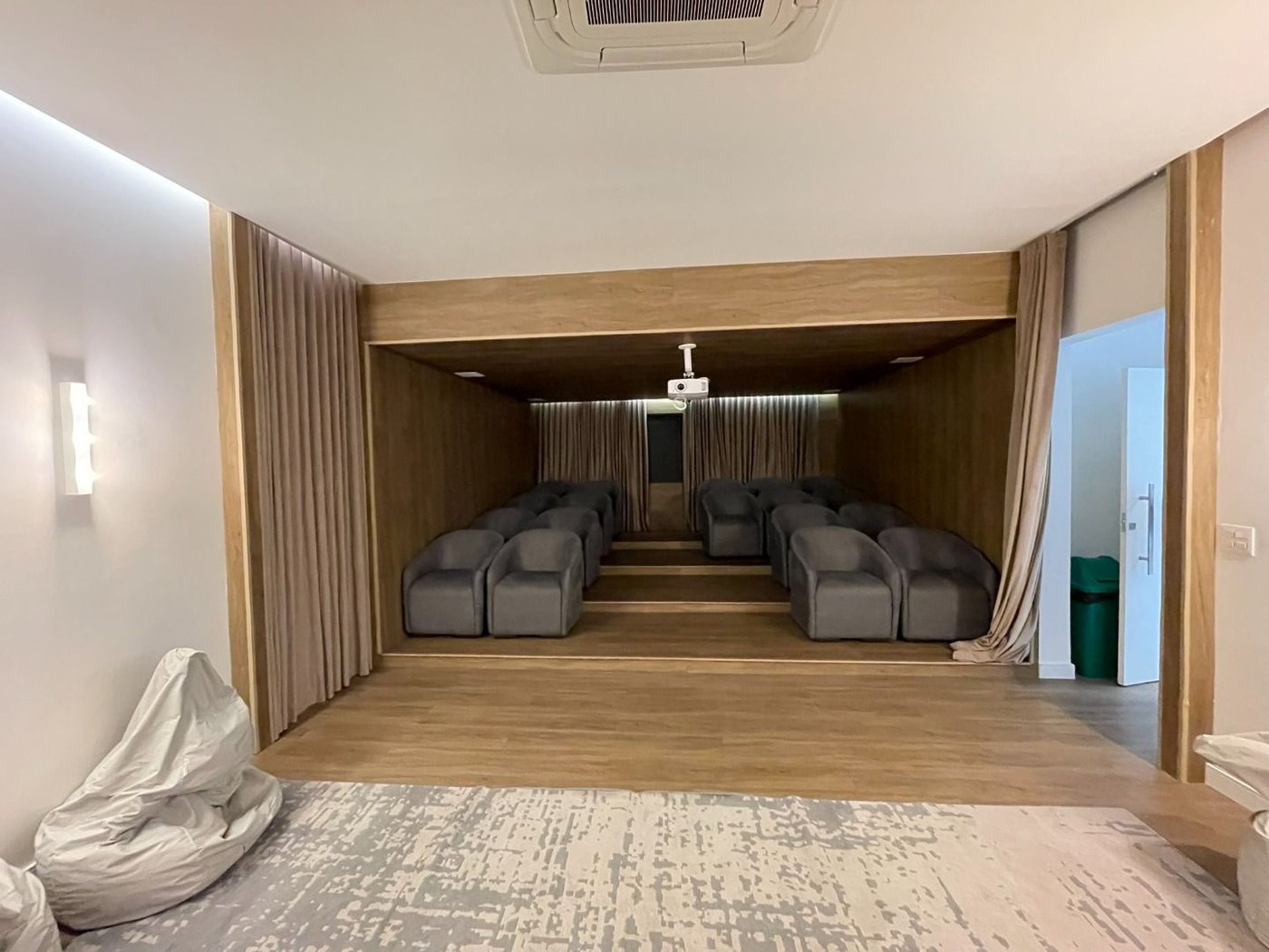 Apartamento 2 dormitórios (1 suíte), porteira fechada, 1 vaga demarcada, no José Menino, Santos