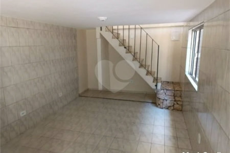 4 casas independentes em terreno de 245m² , à venda no Jardim Soares em Guainazes.