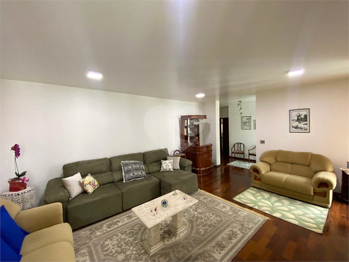 Casa Térrea com 3 suítes, sendo 1 suíte master.