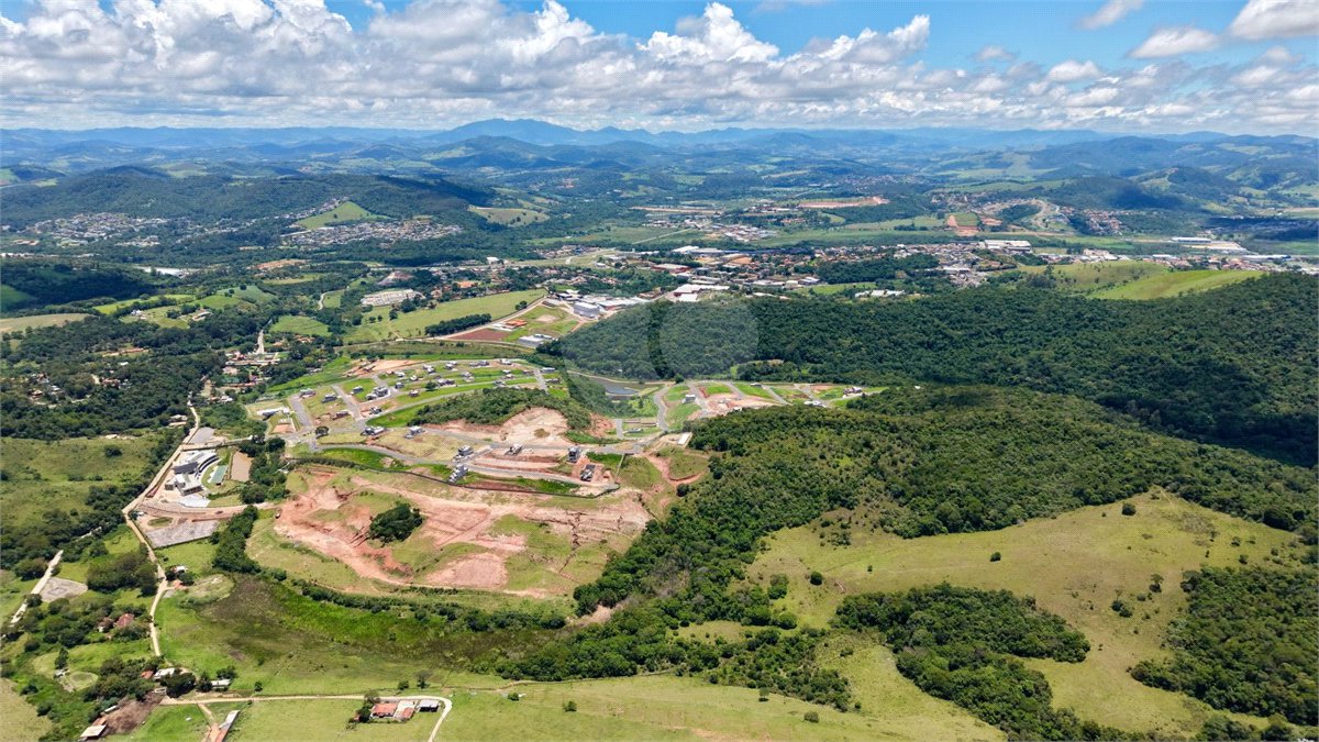 Casa térrea 3 dormitórios (3 suítes), espaço gourmet, piscina, 2 vagas garagem, condomínio fechado com ampla área lazer