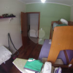 Sobrado com 4 quartos sendo 2 suítes.