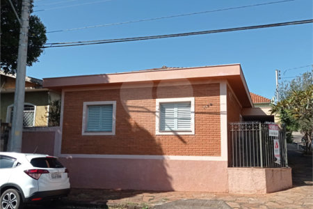 Linda casa no centro com 3 quartos.